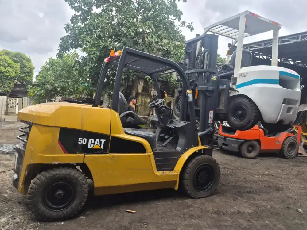 Forklift Caterpillar 5 Ton,Tiang 3 Meter,Matic,Ban Single,Tahun 2022