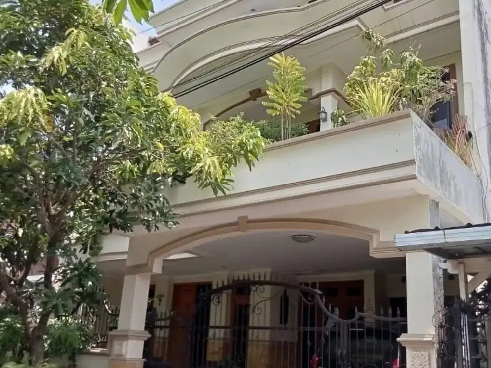 RUMAH SECOND MANYAR TOMPOTIKA SIAP HUNI 3 LANTAI SEMI FURNISHED