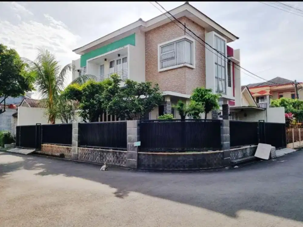Dijual Rumah 2 Lantai Posisi Hoek Semi-Furnished Di Perumahan Dukuh Zamrud. Bekasi