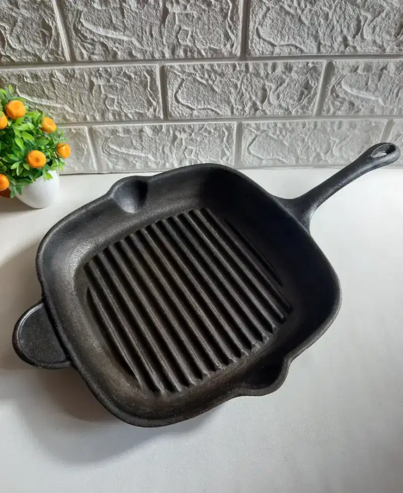 CAST IRON SKILLET (grill)
