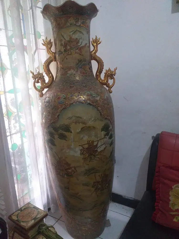 Guci sudut ornamen naga