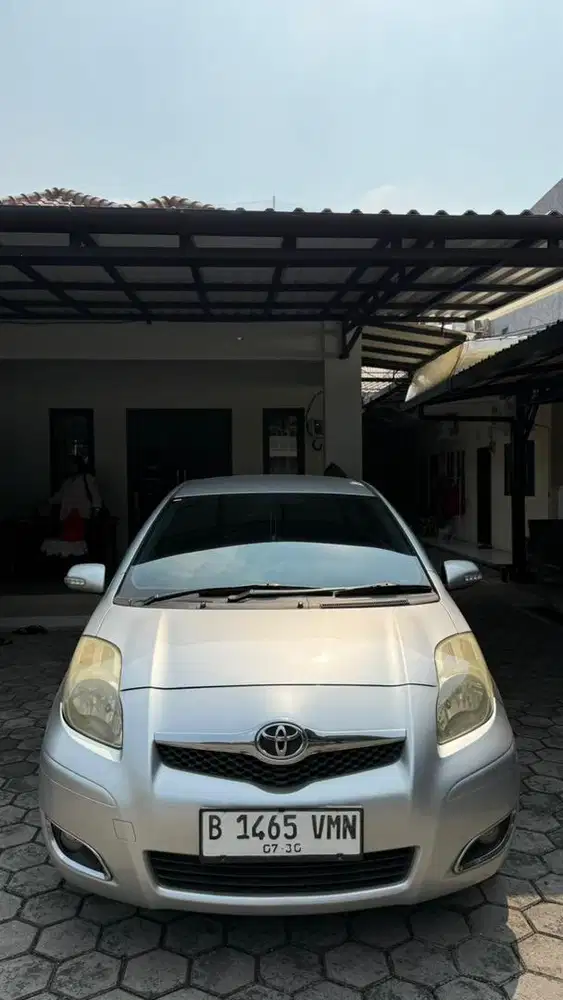 Yaris silver 2010