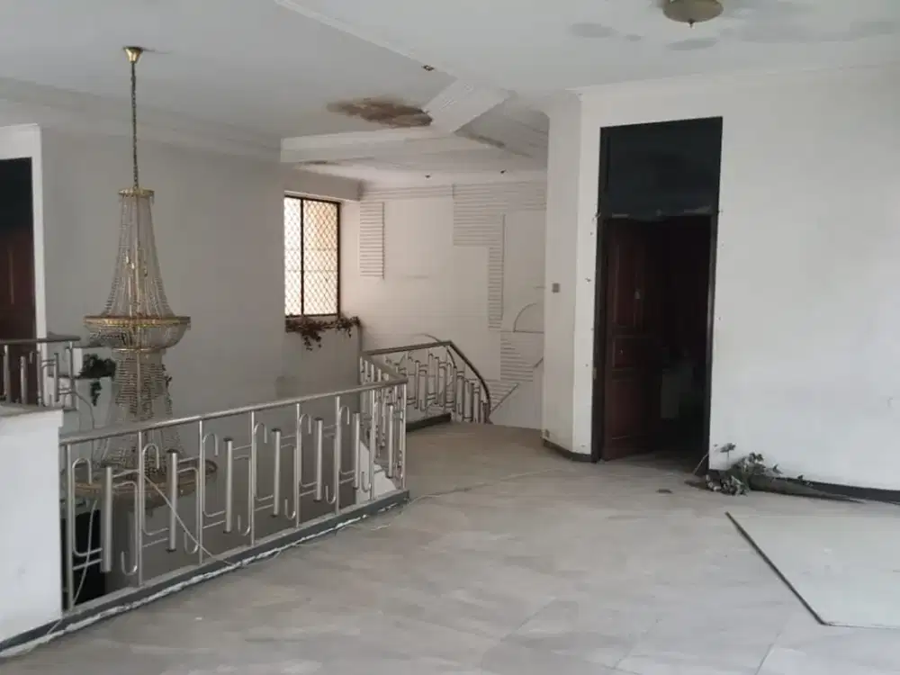 Rumah Dharmahusada Indah, Lt 450, Lb 600, Butuh Renovasi, belakang jalan kembar
