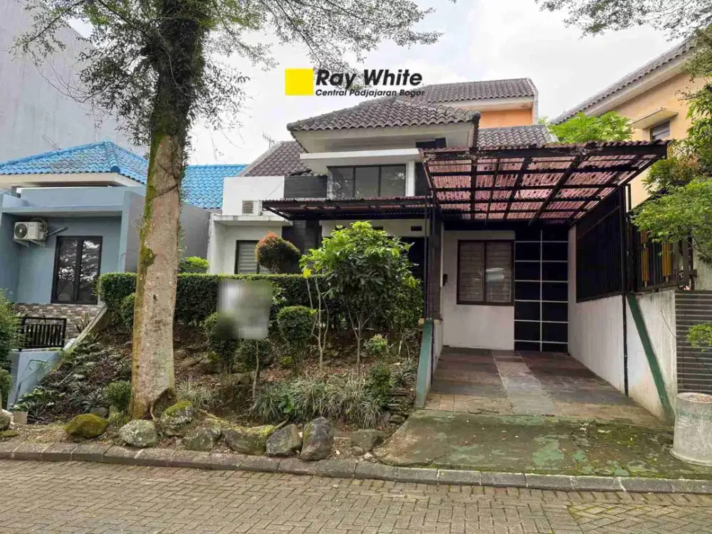 Depan nya Taman Rumah Cantik di Cluster Cendana BNR Tawar Aja! Harga Bagus Masih Nego