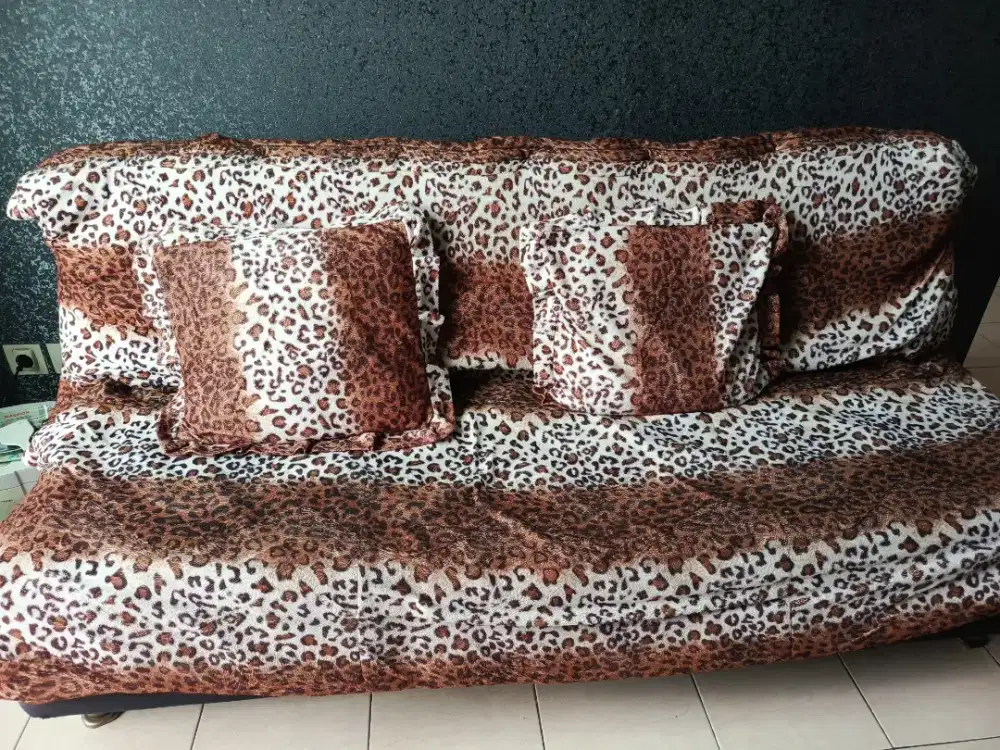 Dijual 1 set Sofa panjang + Sofa bed