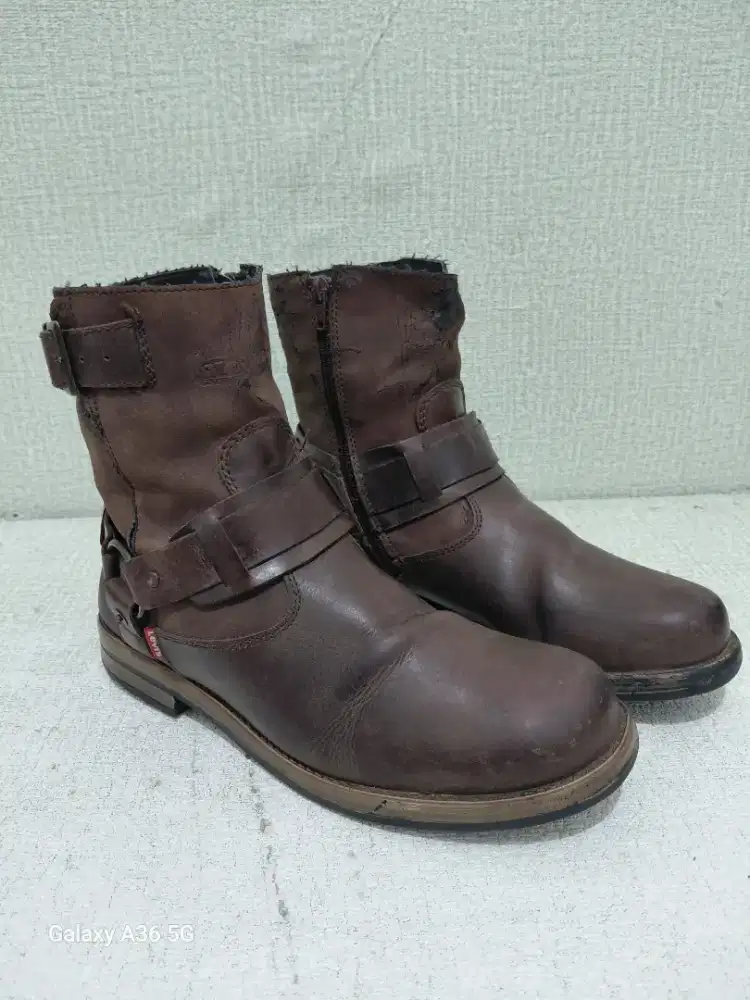 Levi's boot coklat
size 43 insole 27 cm