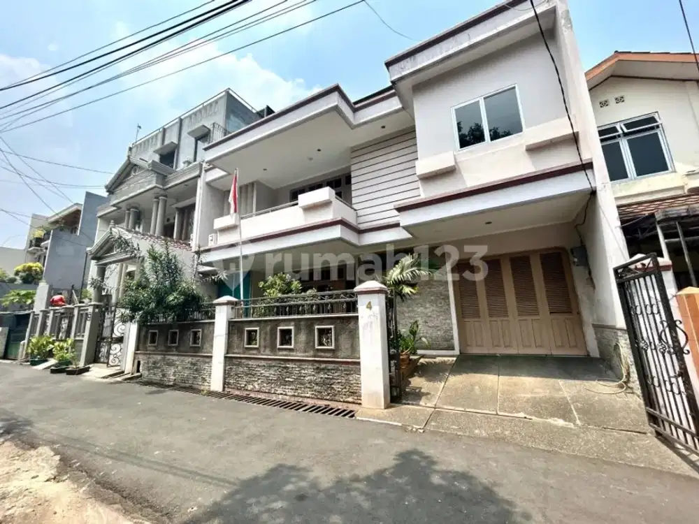 Best Price Tebet Barat, Rumah Siap Huni Depan Taman