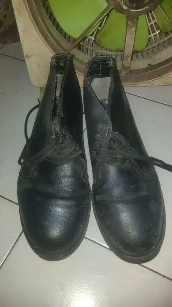 Sepatu security kulit asli