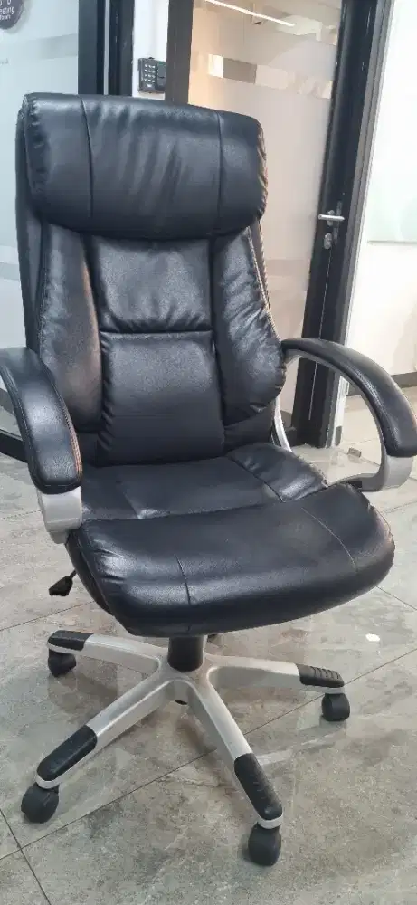Kursi kantor direktur informa