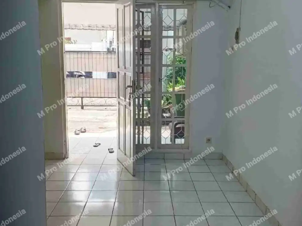 Disewakan murah rumah di Tebet Jalan 2 mobil