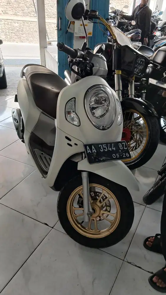 Scoopy putih faforit