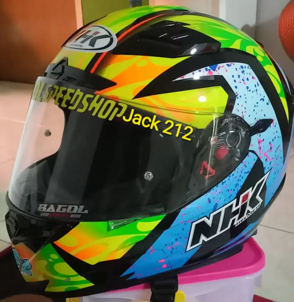 Helm full face merk NHK