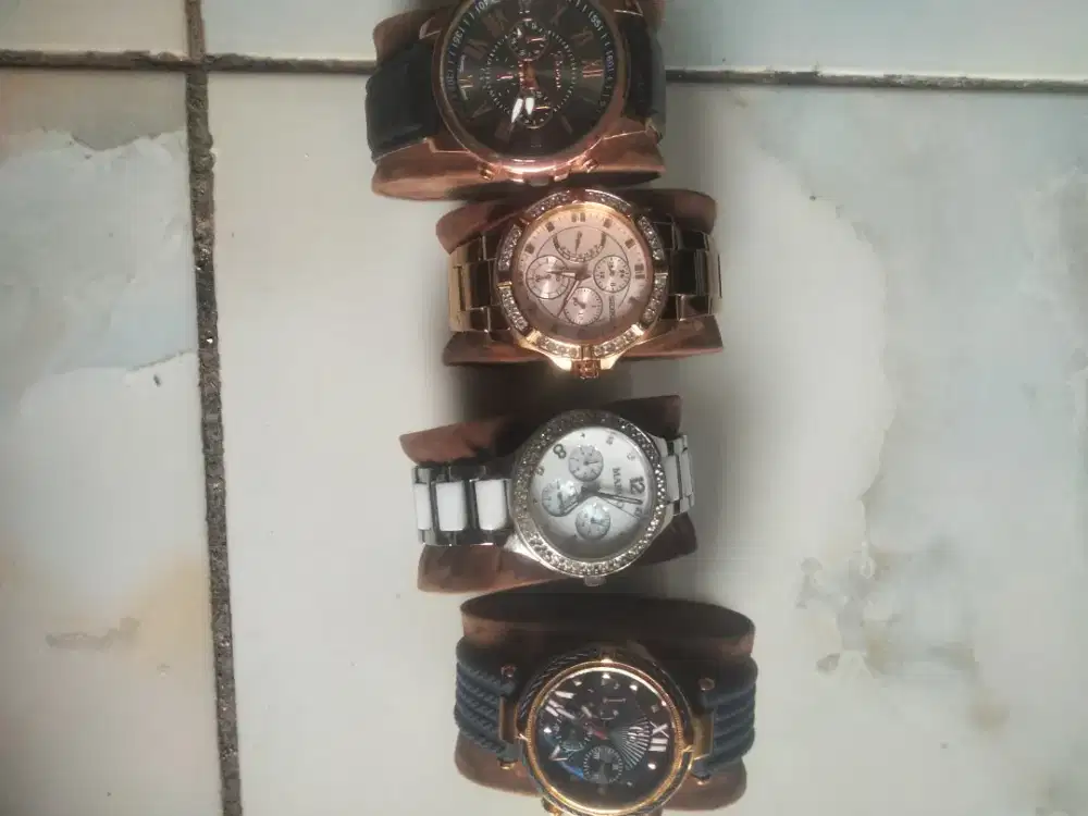Hadiah Pacar Jam tangan Mewah menengah