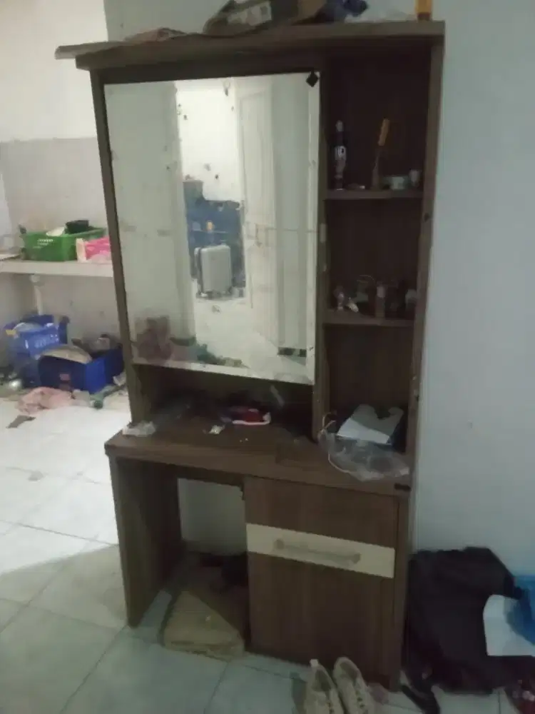 Dijual cepat meja rias kayu kondisi lecet pake