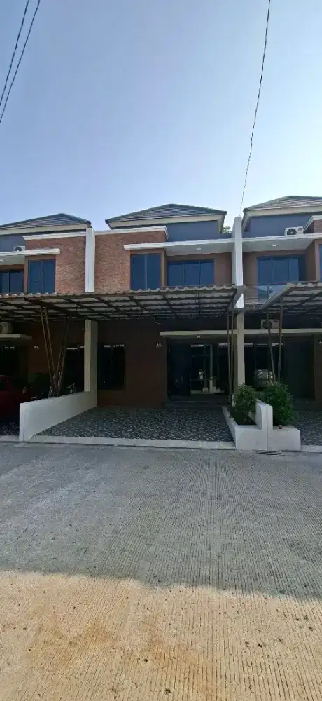 Rumah 2 lantai siap huni dekat kota wisata