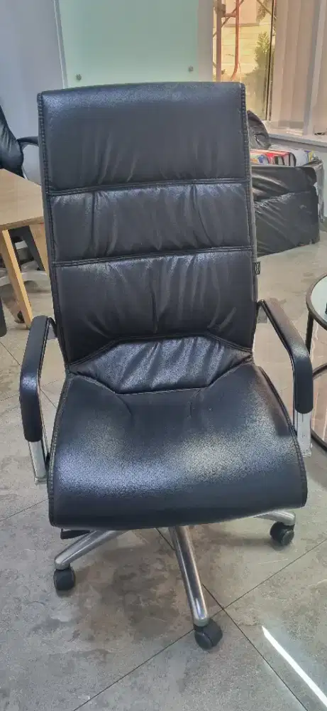 Kursi direktur kantor