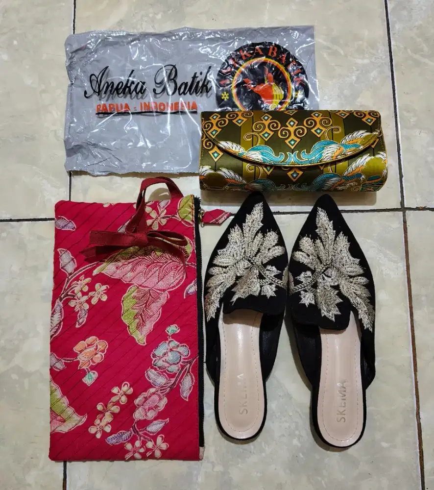 Sendal Slop SKEMA & 2 Dompet Batik Papua
