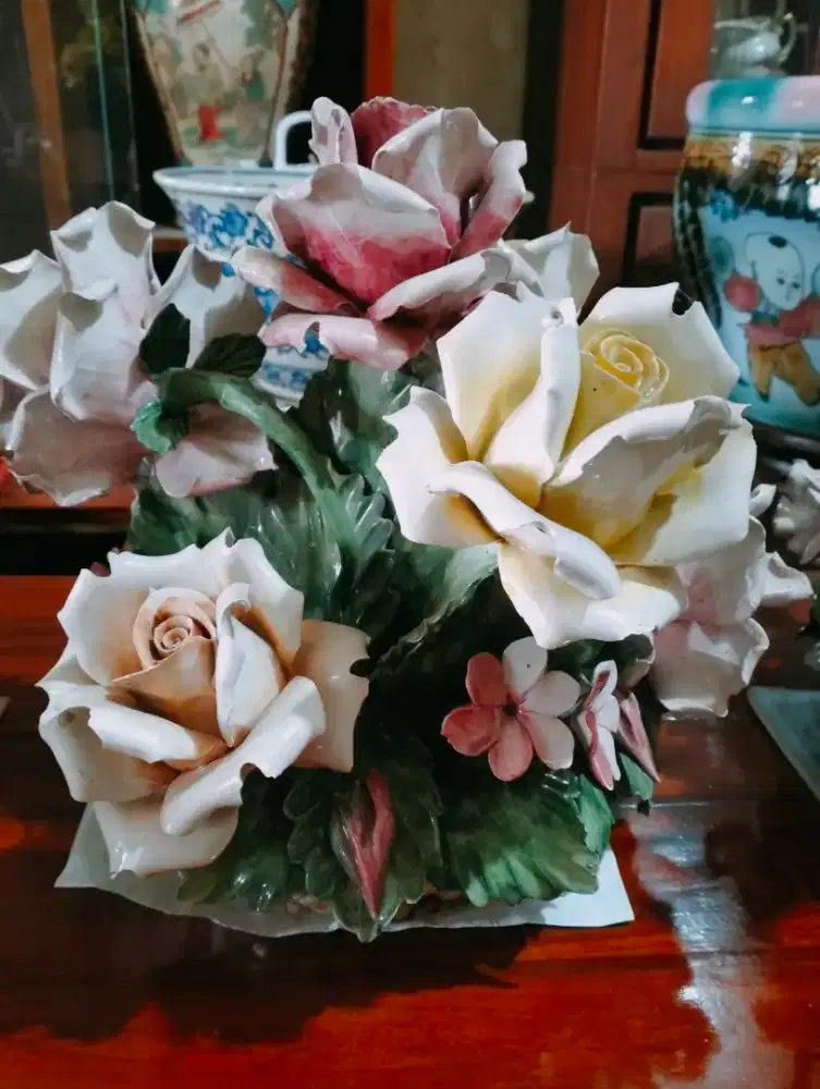 Bunga porselin pajangan