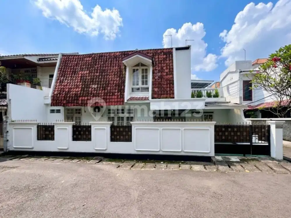 Rumah Hitung Tanah Depan Taman Jalan 2 Mobil