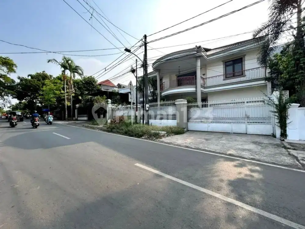 RUMAH MEWAH DI KOMPLEK TEBET, AKSES LEBAR ( 432 M2 )