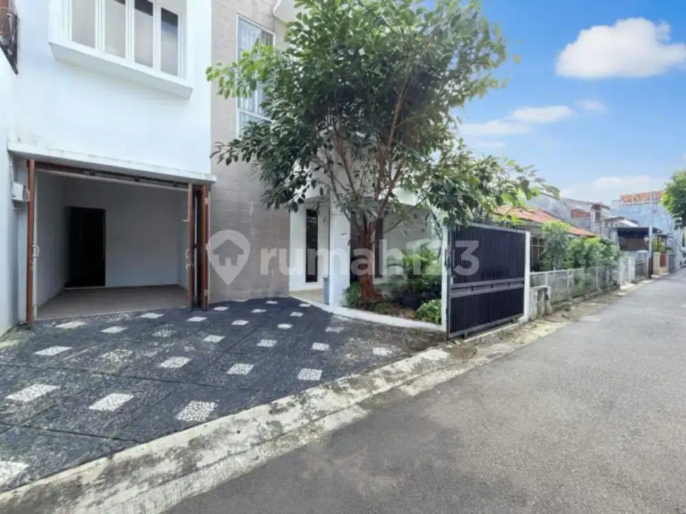 Tebet Timur - Rumah Mewah 2 Lantai Plus Rooftop