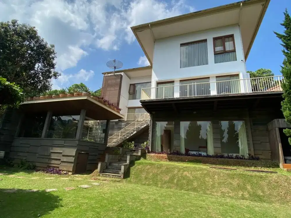 For Sale : Beautiful Villa in Dago Pakar Resort, Bandung