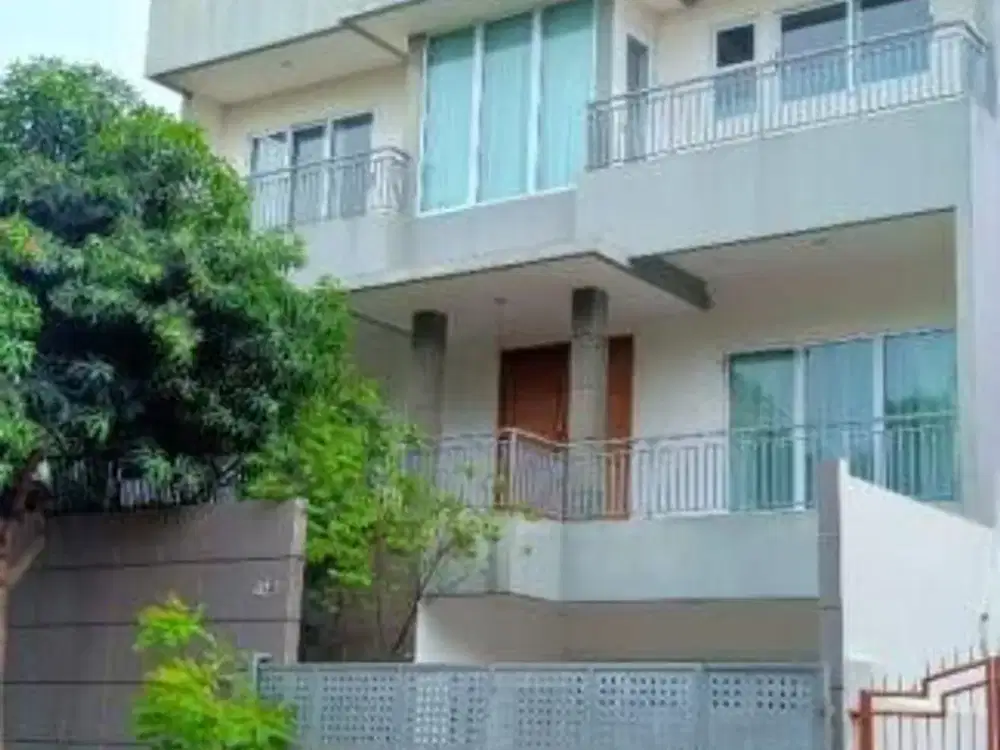 Rumah di Villa permata gading dengan kolam renang, 4 Lantai Bagus, minimalis