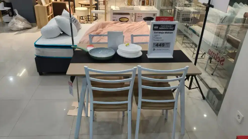 Meja makan selma