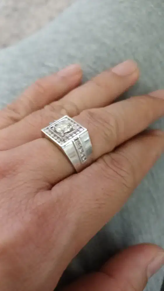 Cincin berlian cowok beli di hongkong