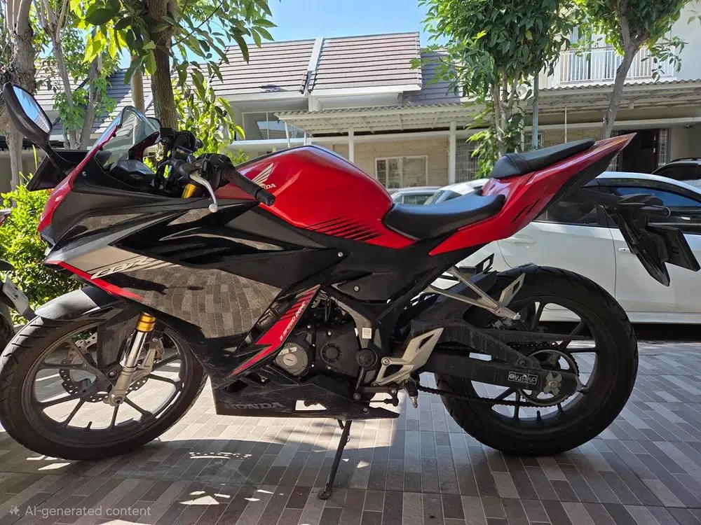 Honda CBR 150 merah hitam 2022 kilometer 3000. beli dari baru (L)