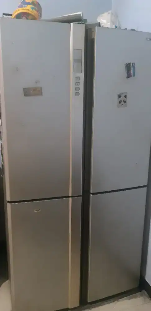 Kulkas 4 pintu, merk Sharp kondisi normal dingin, tidak ada minus