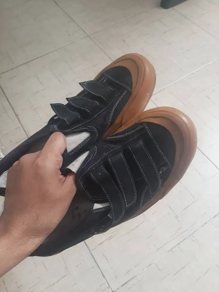 Sepatu Thunder Bear