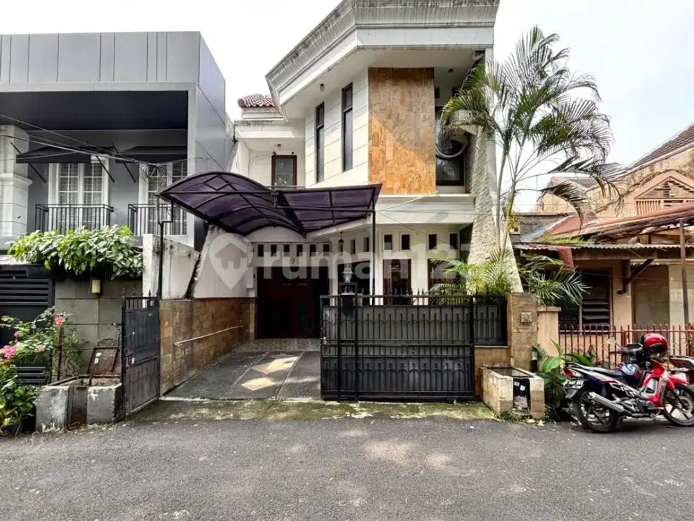 Sewa Rumah Depan Taman Akses 2 Mobil Sangat Kids Friendly