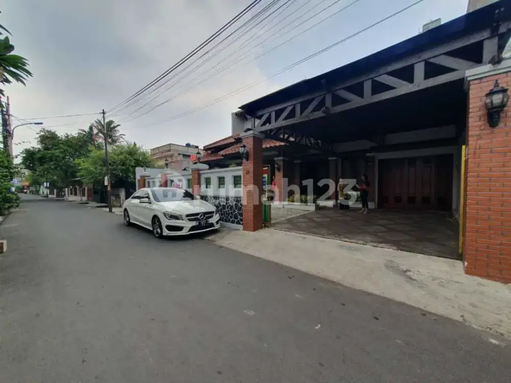 Rumah Mewah + Kolam Renang 13 Jt-an/meter Semi Villa Tengah Kota
