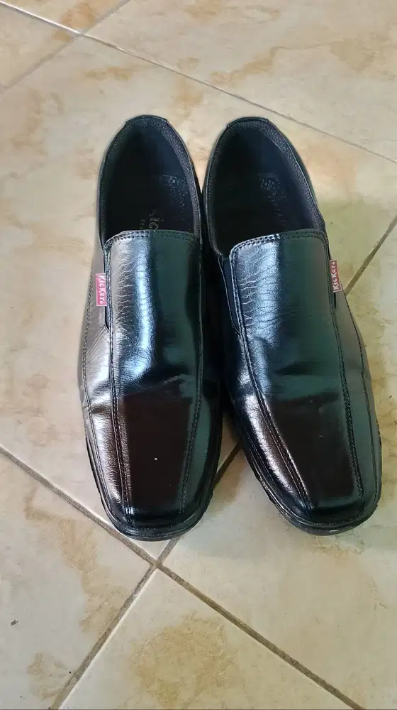 Sepatu pantofel bekas untuk pria