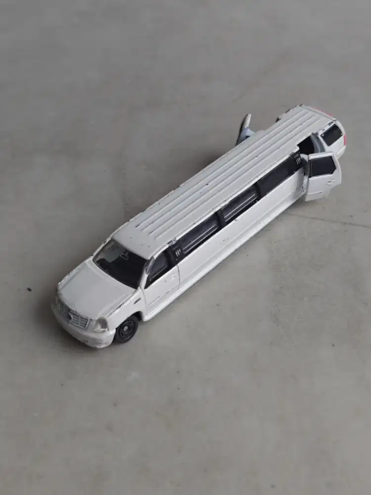 Cadillac Escalade Takara Tomy Tomica Long Type Putih Limousine Diecast