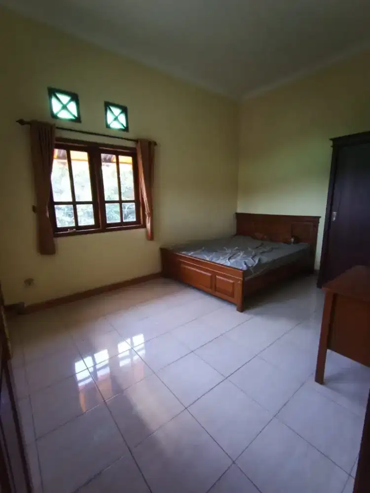 Disewakan/Jual Rumah Second 2 Lantai di area Kertajaya, Surabaya