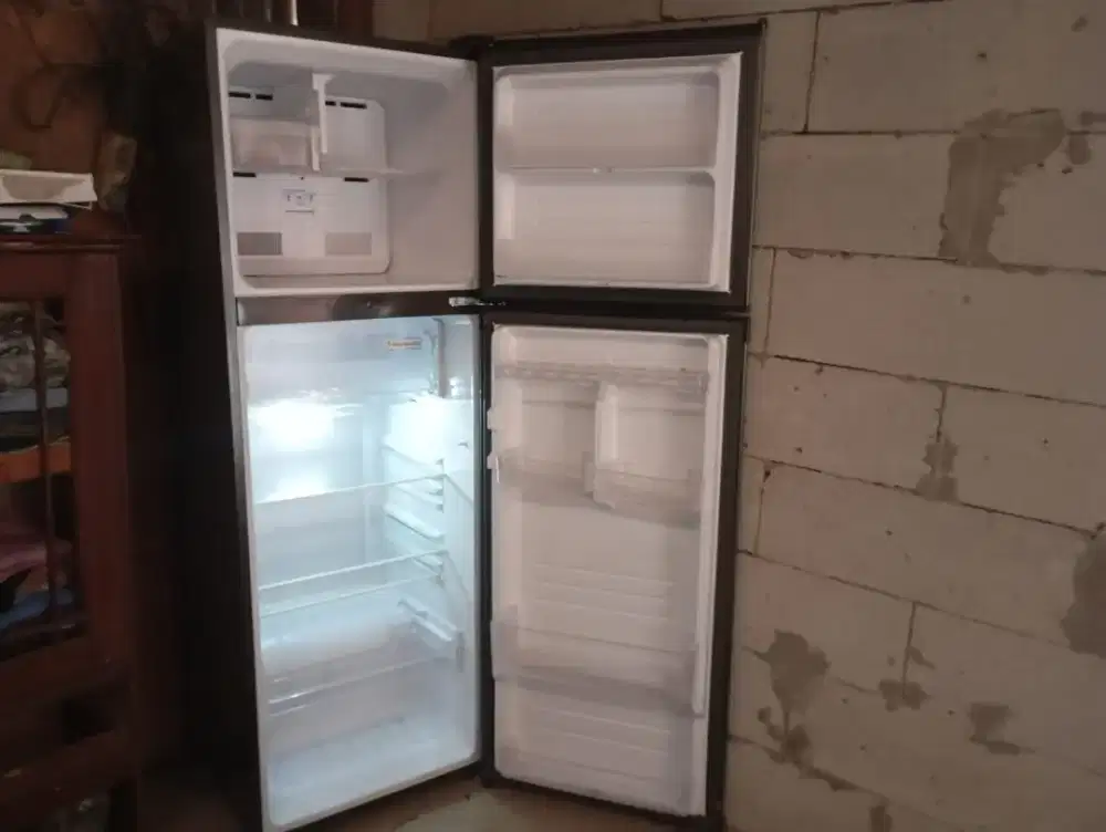 kulkas sharp 2 pintu baru 2 bulan