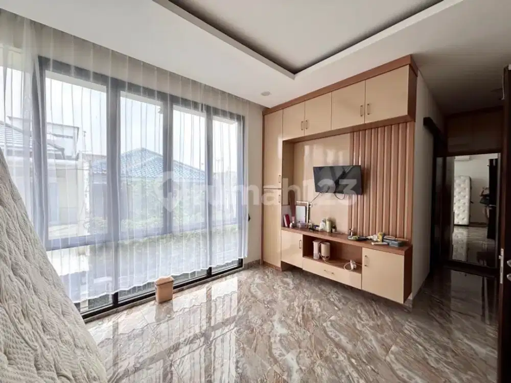 Rumah Jalan 2 Mobil Bangunan Relatif Baru