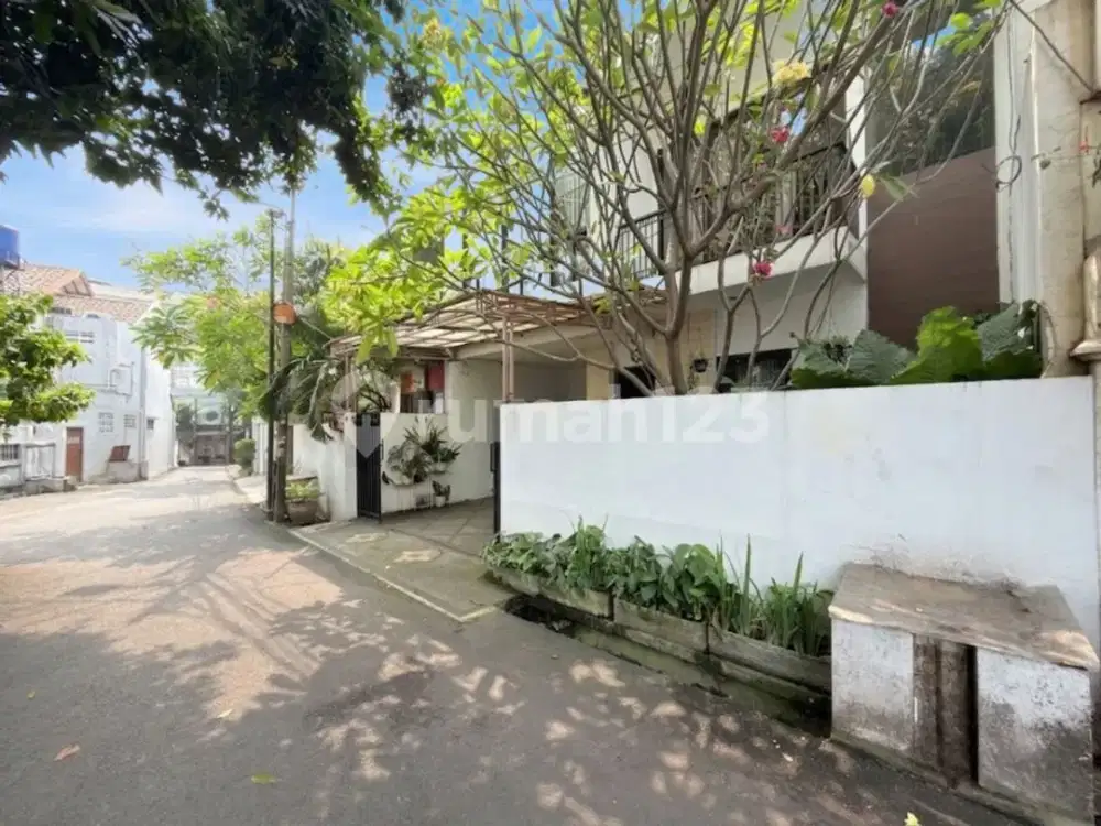 Rumah Siap Huni Tebet Barat Depan Taman Lokasi Paling Dicari