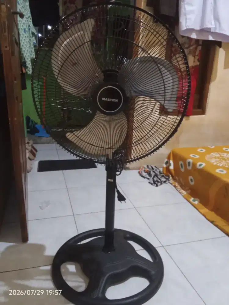 Kipas Maspion warna hitam