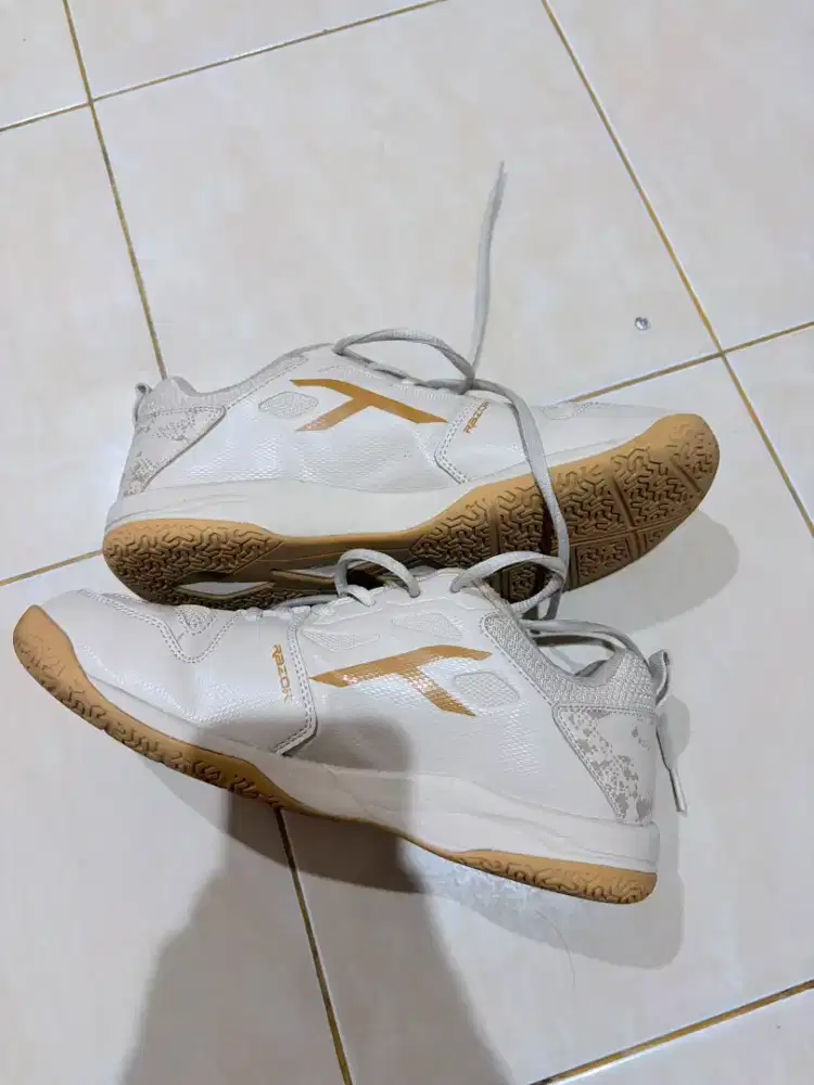 Sepatu badminton Hundred Razor