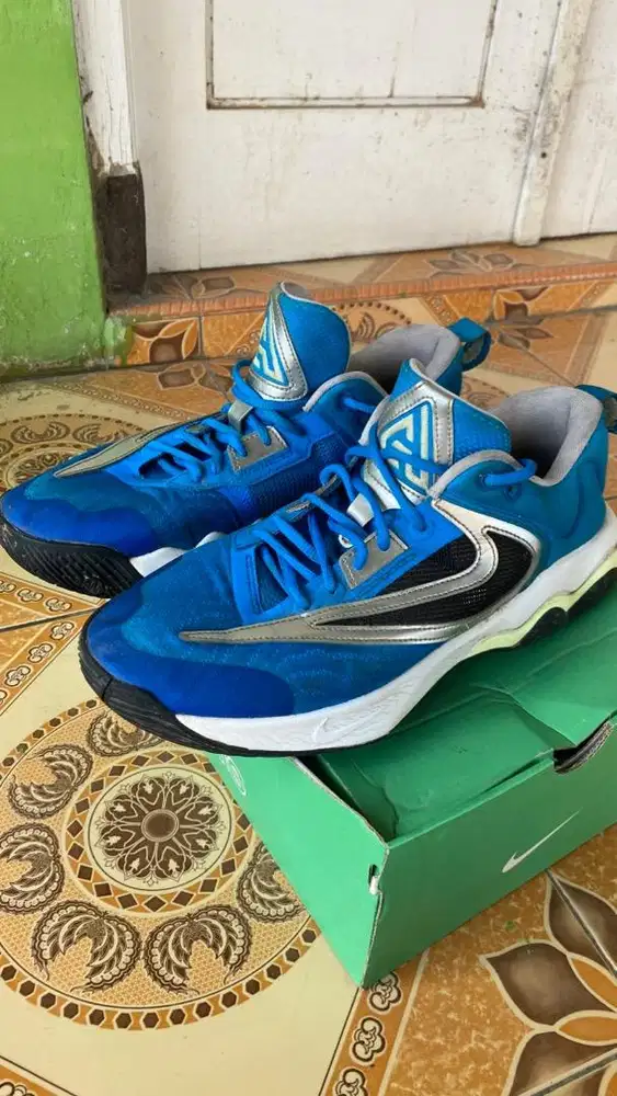 Di jual sepatu basket