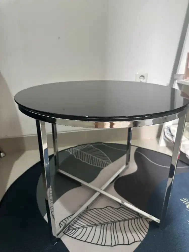 Meja kaca bundar