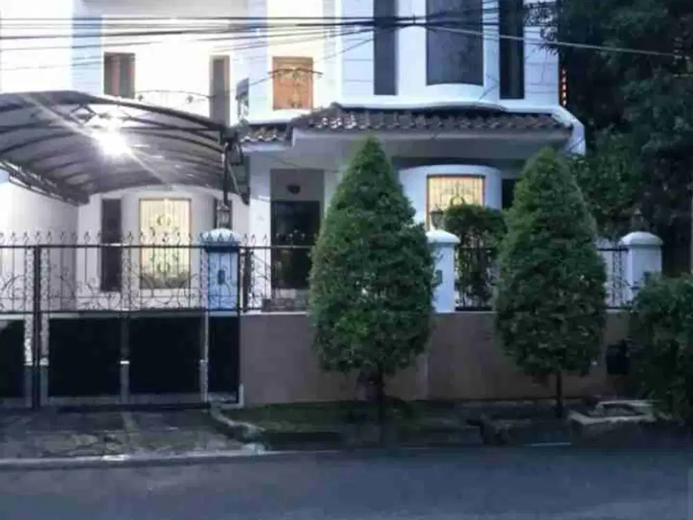 Rumah di jual, strategis di kawasan premiun Pondok Indah, cocok untuk rumah tinggal.