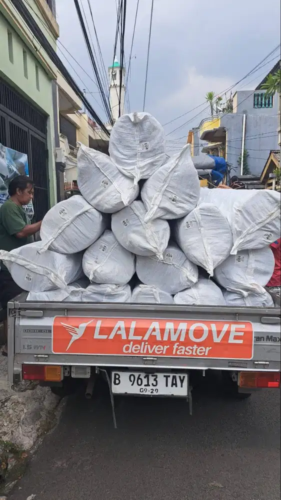 karyawan bagian angkat barang
