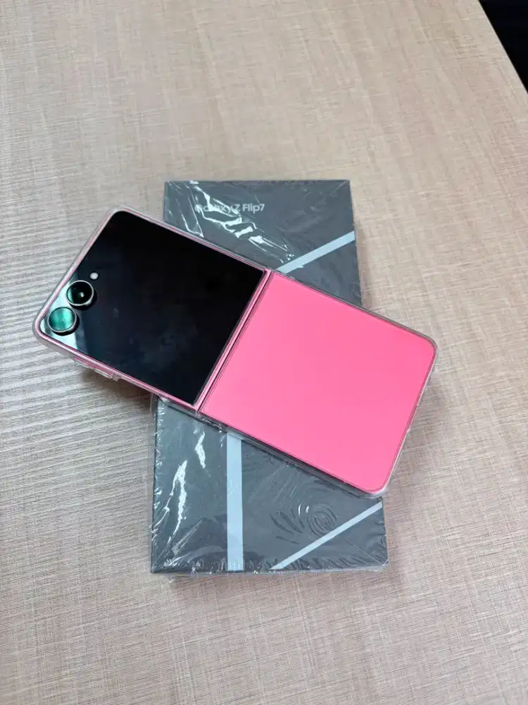 Ex-Samsung Z Flip 7 256GB Coral Red (warranty active)