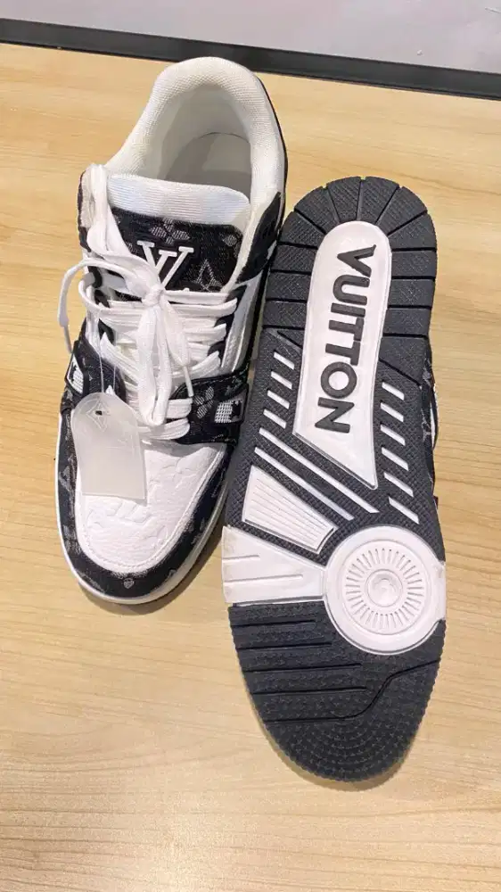 Sepatu LV trainer