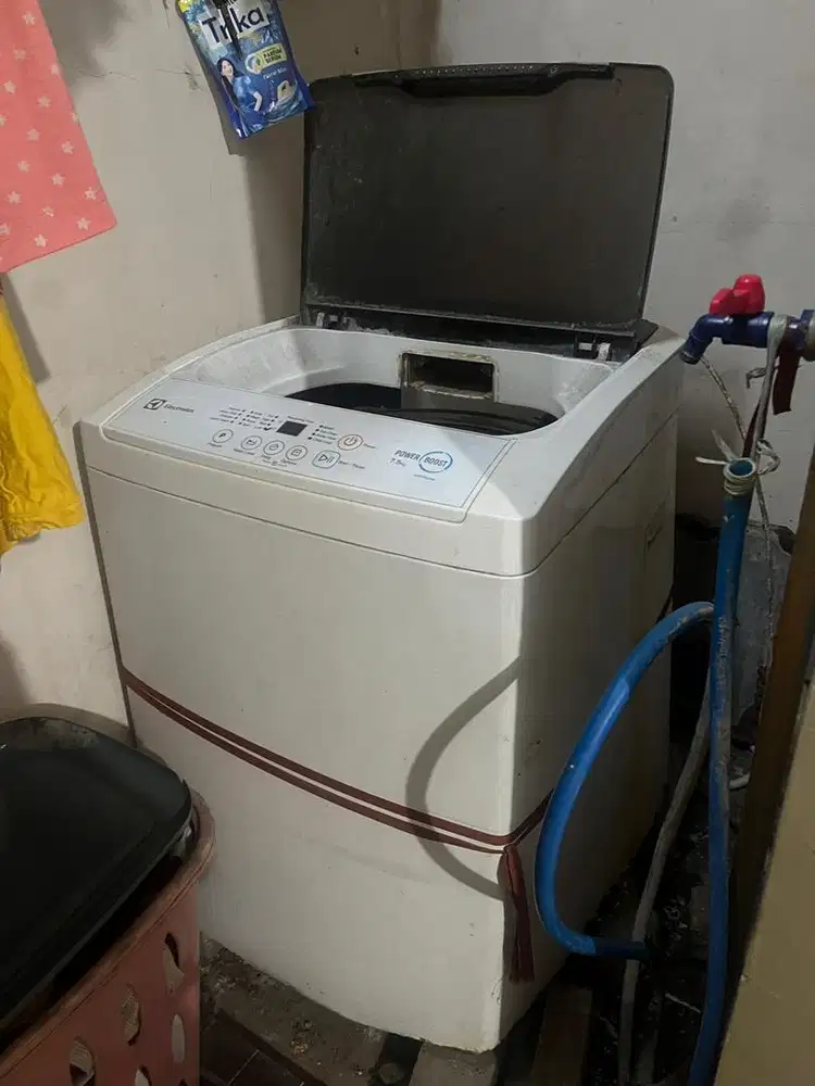 Mesin cuci top loading electrolux
