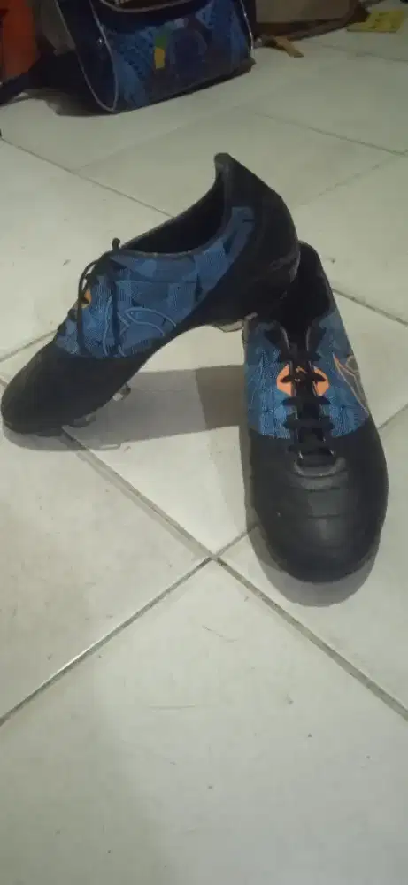 Sepatu bola bekas